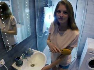 Снимает на камеру пьяную жену