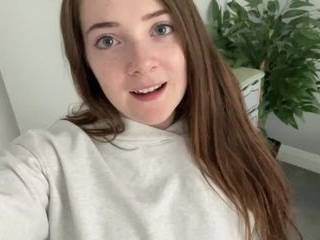 Засунул целую руку в пизду